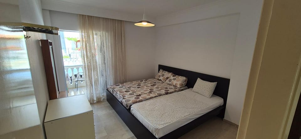 Photo of the whole room, Bedroom, wardrobe