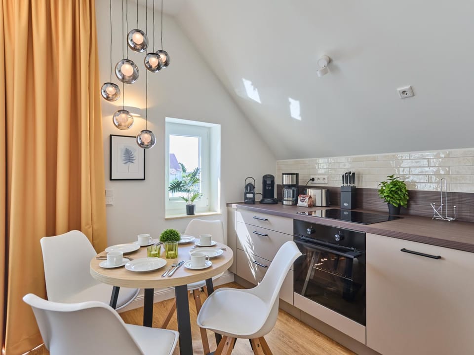 Coffee/tea facilities, Kitchen or kitchenette, Living room, Seating area, Dining area, oven, stove, toaster