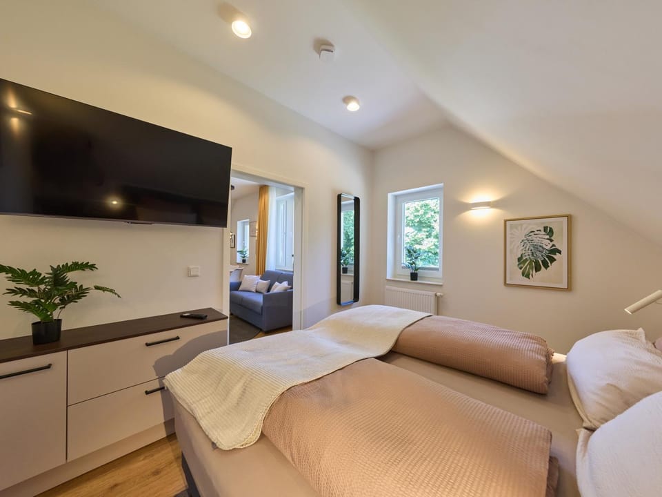Bed, TV and multimedia, Photo of the whole room, Bedroom