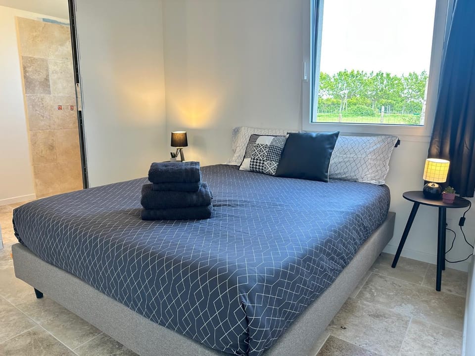 Bed, Photo of the whole room, Bedroom, towels