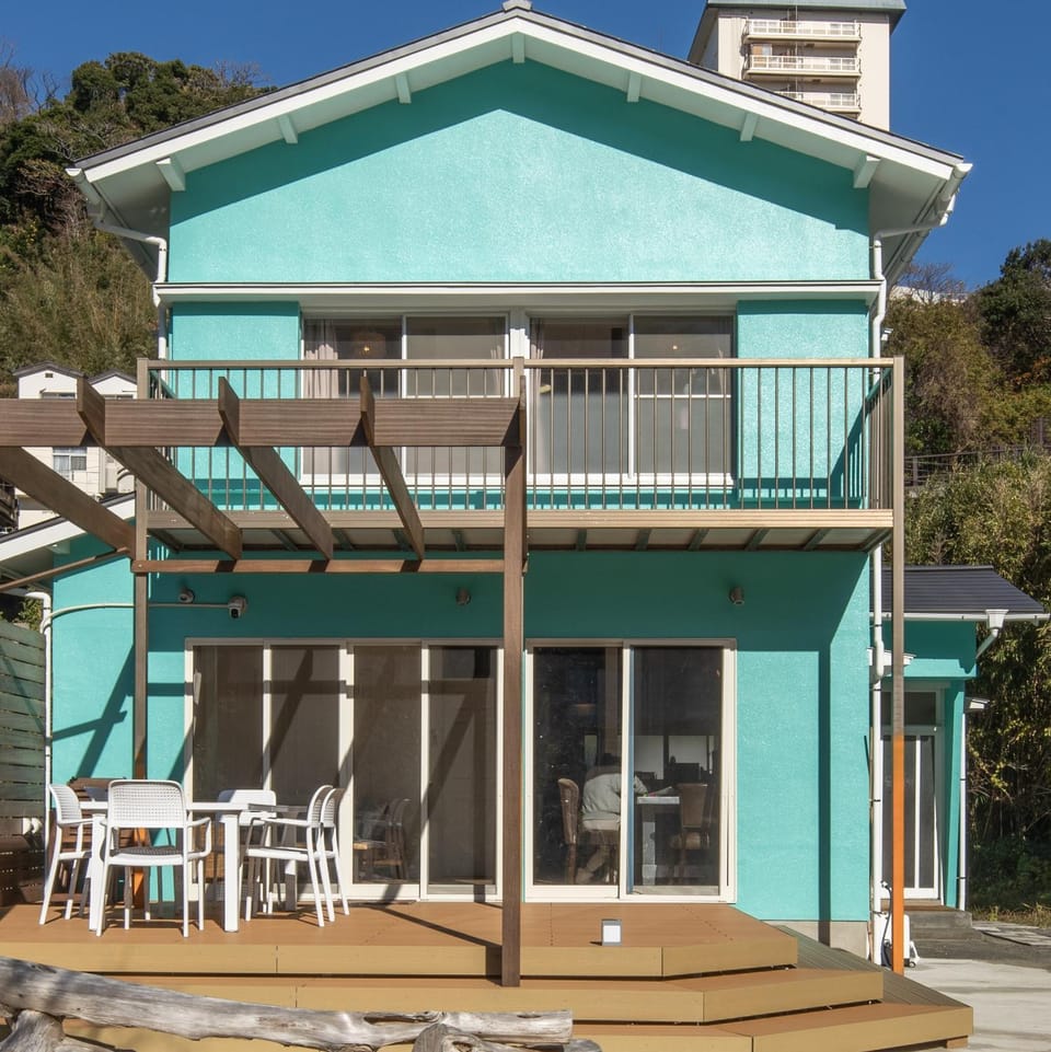 Property building, Patio, Facade/entrance, Balcony/Terrace, Dining area