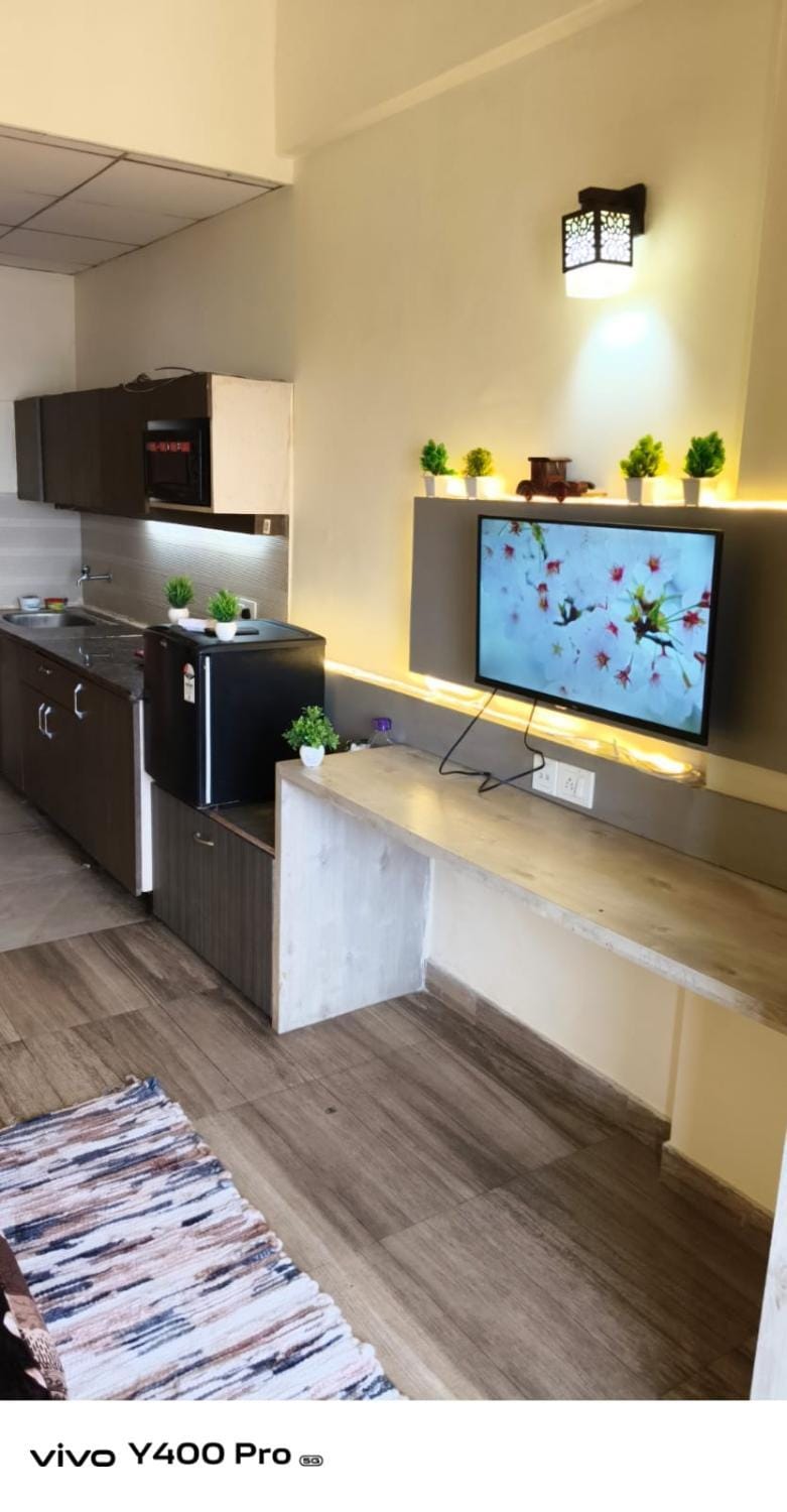 Galaxy Stay Near by pari chowk Apartment in Uttar Pradesh