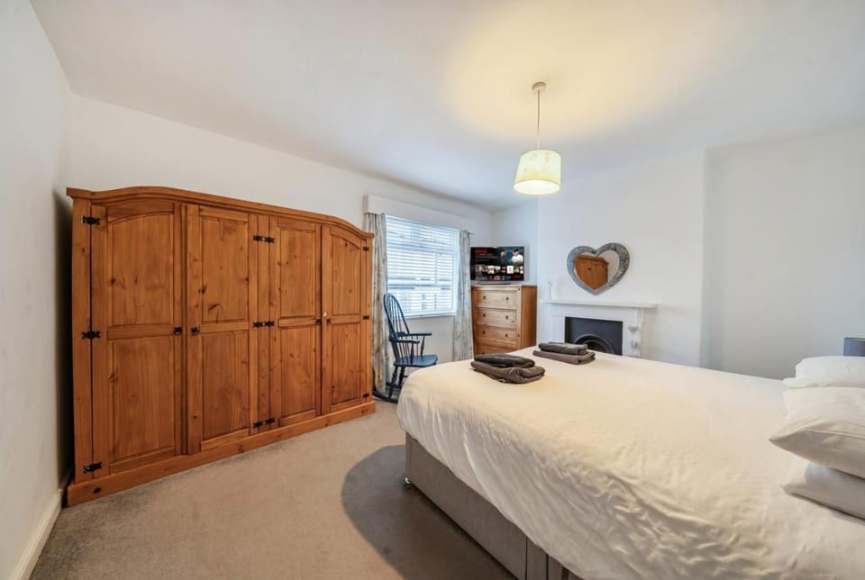 Bed, Photo of the whole room, Bedroom, wardrobe