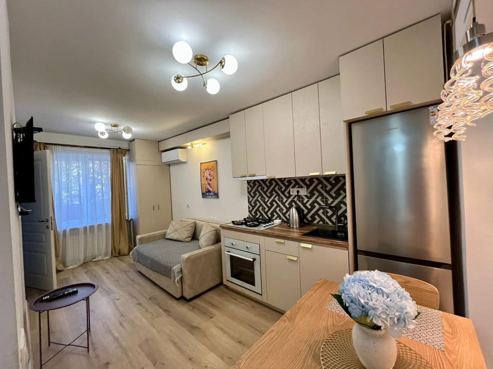 Kitchen or kitchenette, Living room, Seating area, Dining area