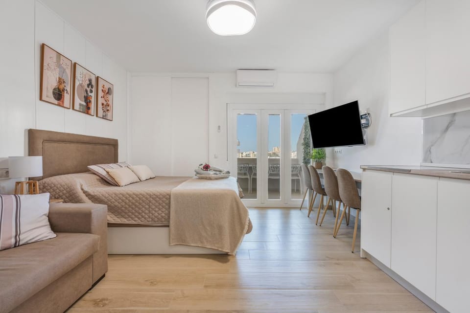 Benal Beach Sea View Studio Apartment in Benalmadena