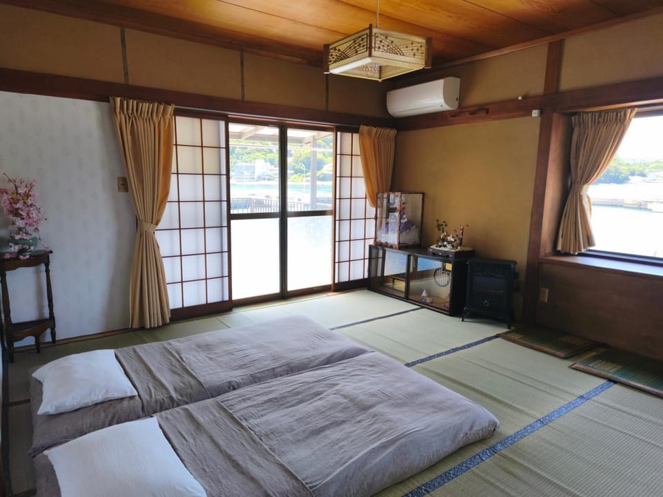 Photo of the whole room, fireplace