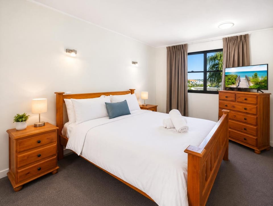 Bed, Bedroom, towels