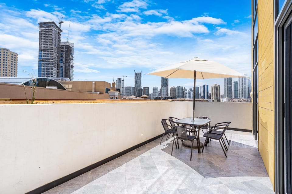 Property building, Day, Balcony/Terrace, City view