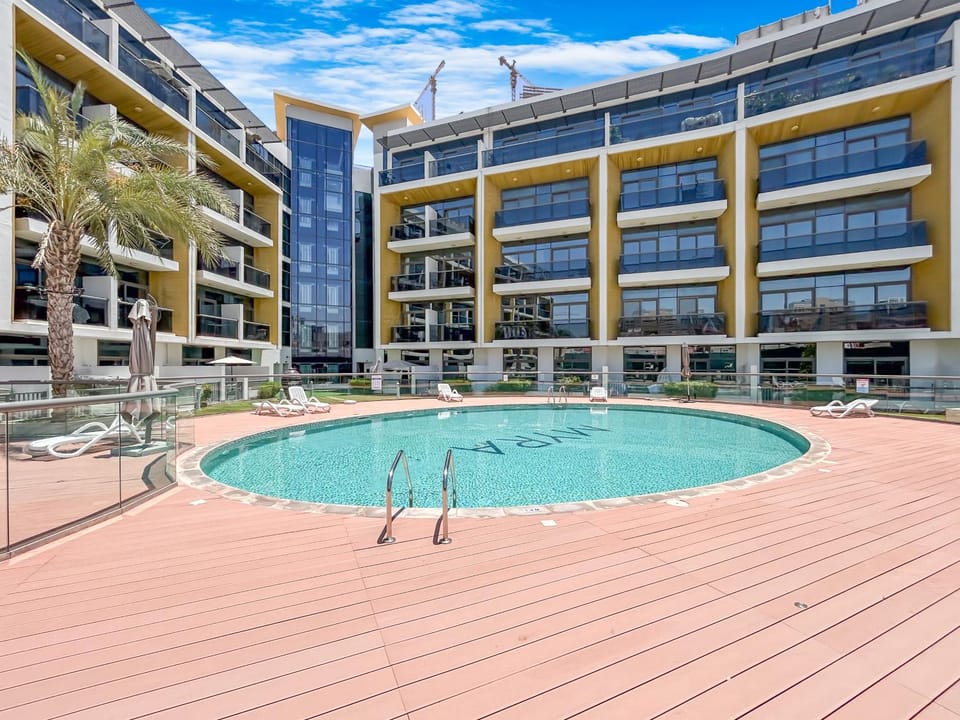 Property building, Day, Swimming pool, sunbed