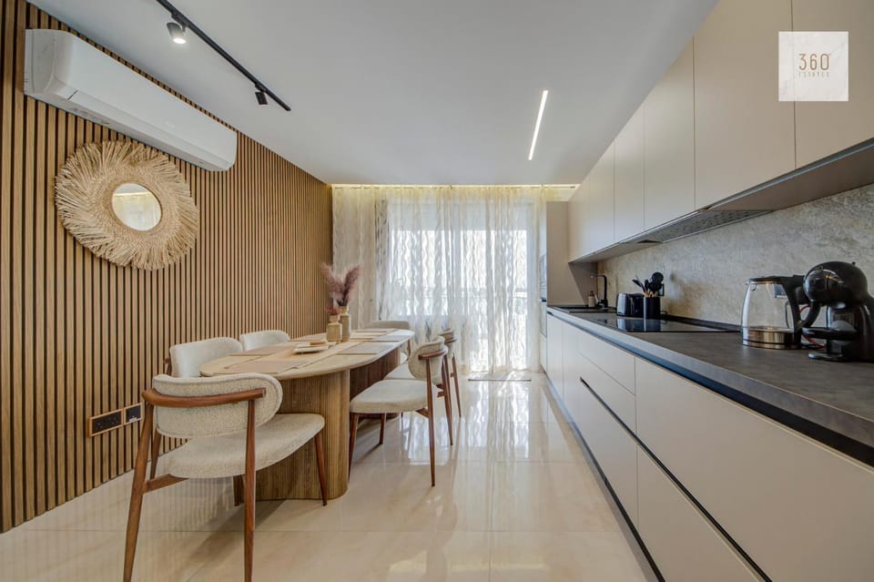 Coffee/tea facilities, Kitchen or kitchenette, Living room, Seating area, Dining area, fireplace, minibar, toaster