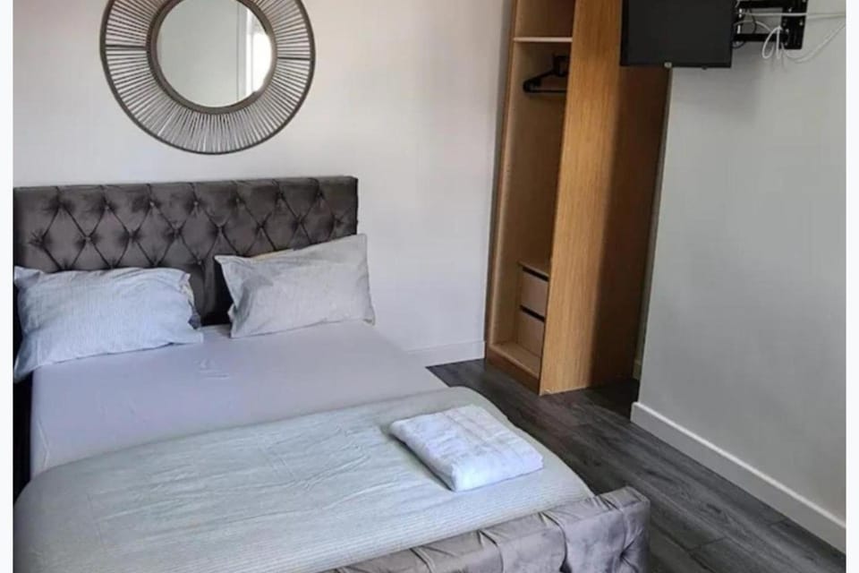 Bed, TV and multimedia, Decorative detail, Bedroom