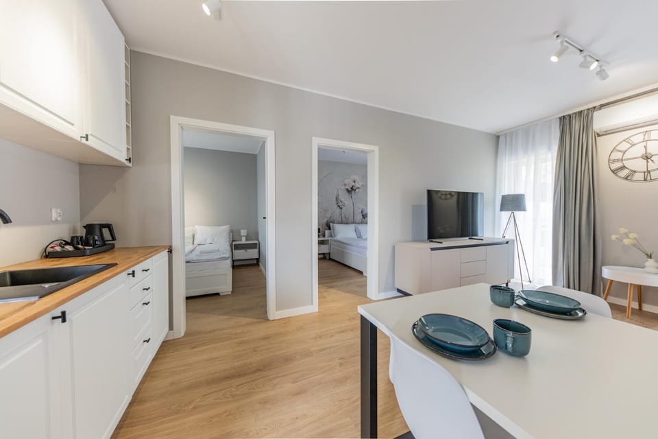 TV and multimedia, Kitchen or kitchenette, Photo of the whole room, Dining area