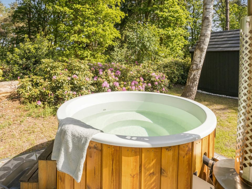 Day, Garden, Hot Tub, towels