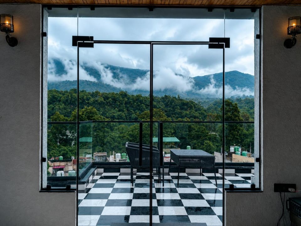 Restaurant/places to eat, Day, Mountain view