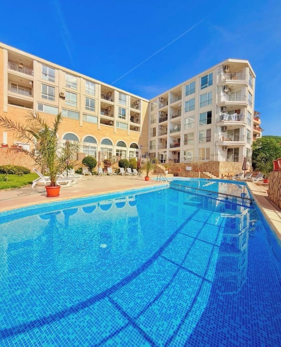 Day, Pool view, Swimming pool, sunbed