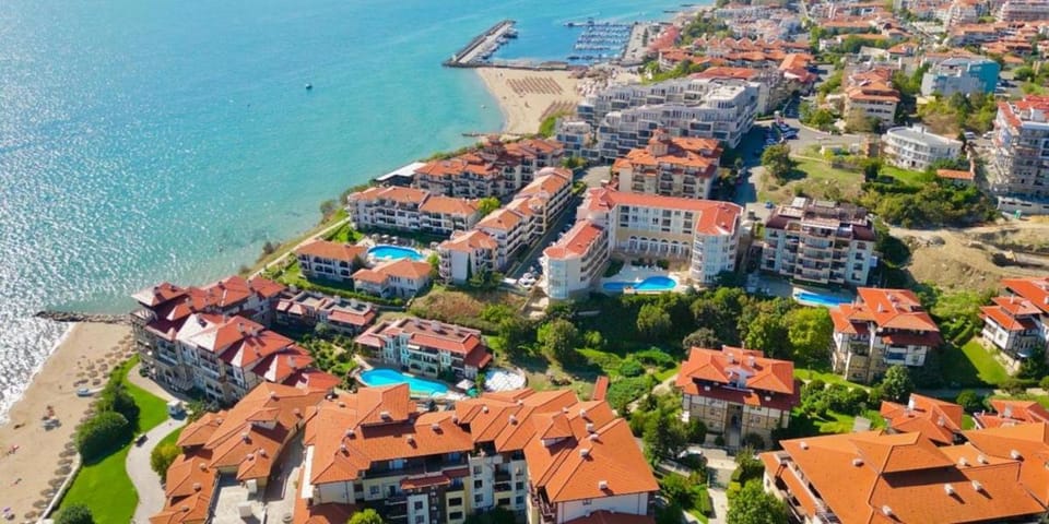 Property building, Nearby landmark, Neighbourhood, Natural landscape, Beach, Street view