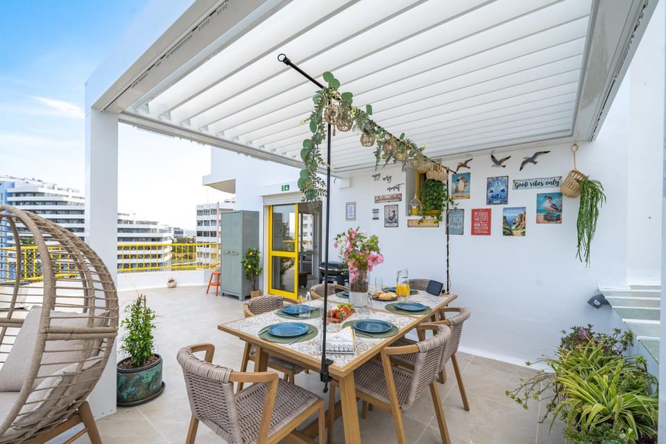 Property building, Balcony/Terrace, Living room
