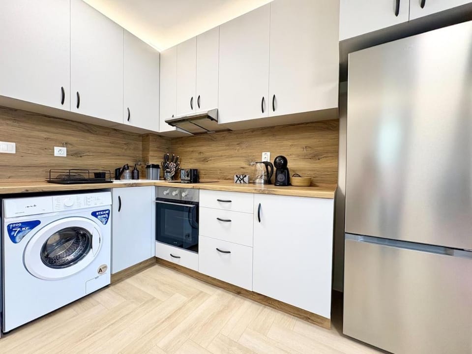 Coffee/tea facilities, Kitchen or kitchenette, oven, storage, stove, washing machine, kitchen