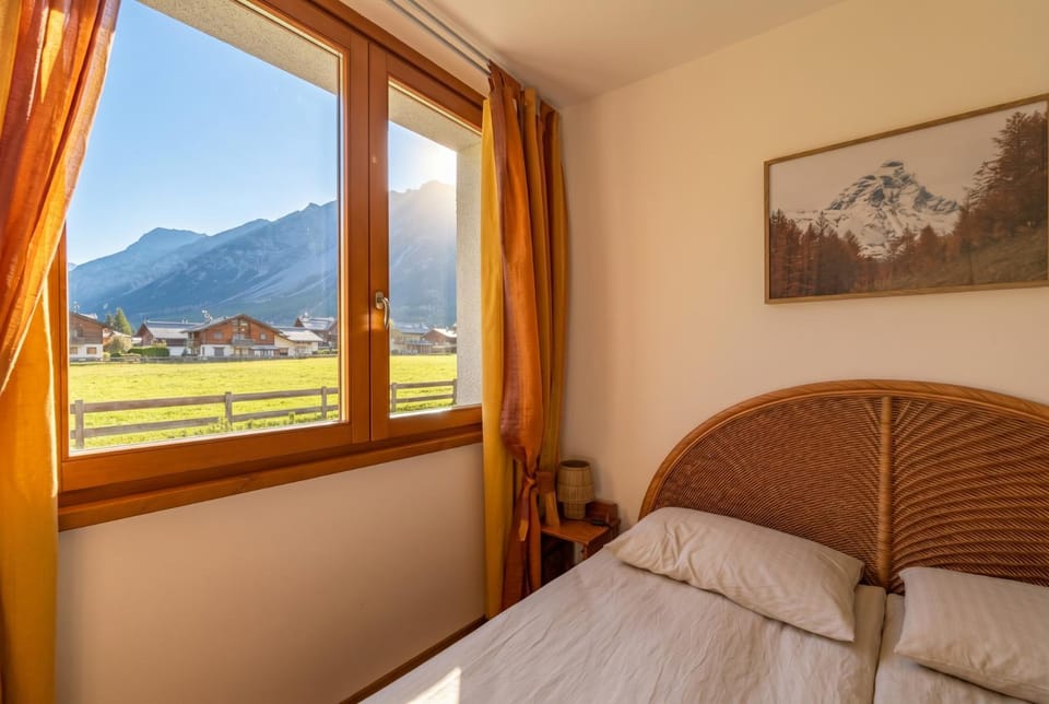 Bed, Natural landscape, Photo of the whole room, Bedroom, Mountain view
