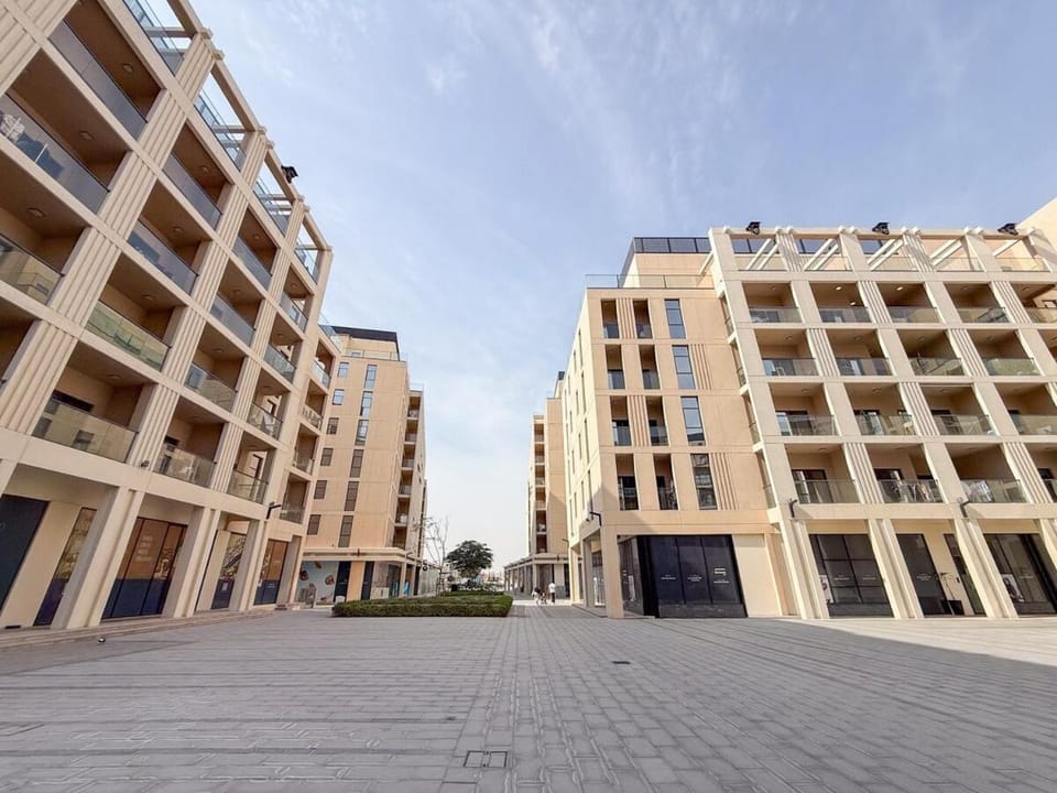 Luxury Sky-High Studio with Pool & Parking CB2-10-SS4-606-st-- Apartment in Al Sharjah
