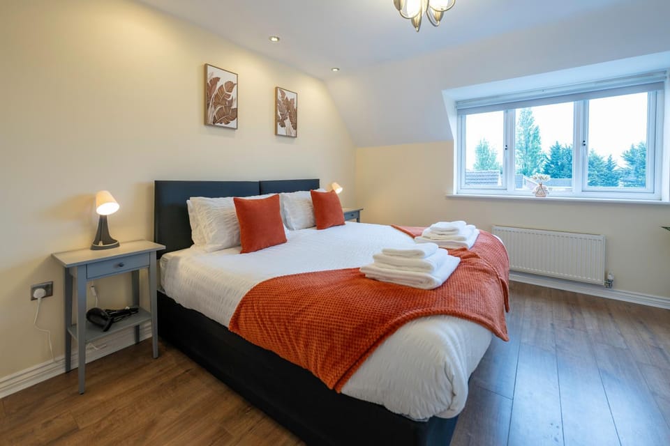 Bed, Photo of the whole room, Bedroom, towels
