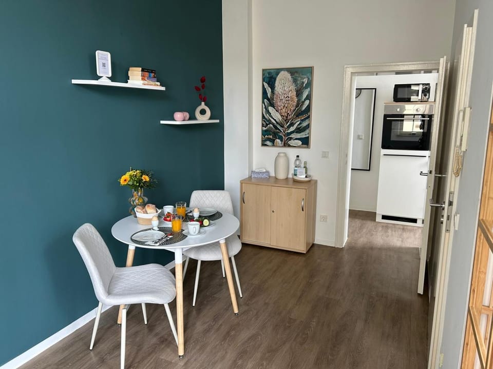 Seating area, Dining area, Food