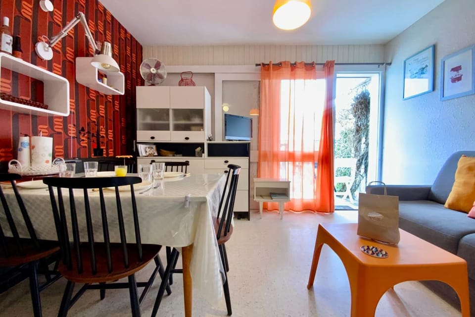 Kitchen or kitchenette, Seating area, Dining area