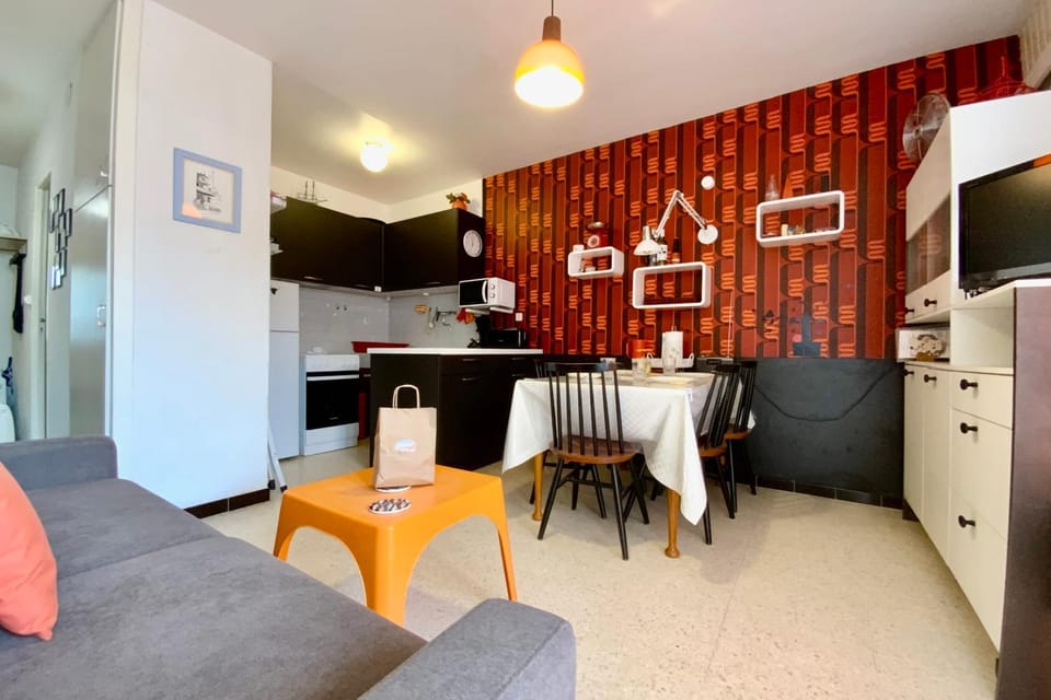 TV and multimedia, Kitchen or kitchenette, Seating area, Dining area, stove