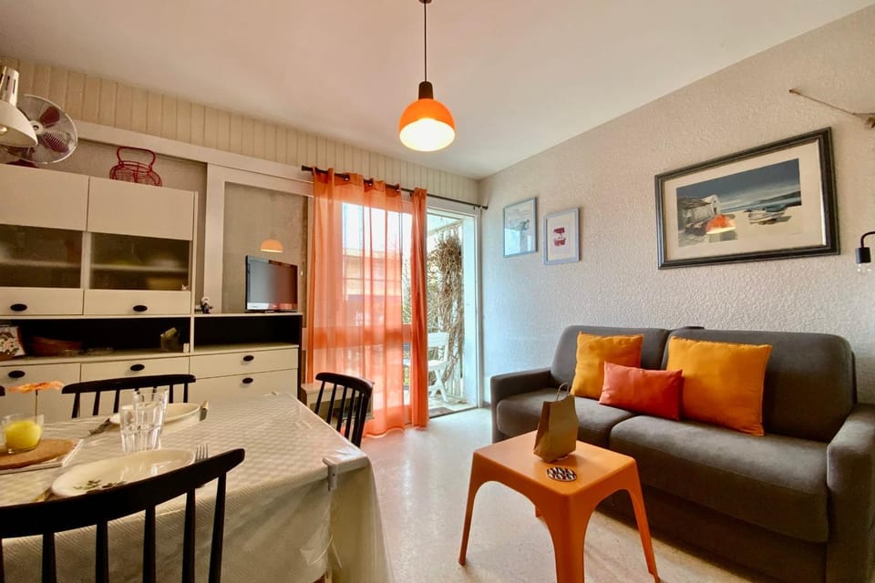 Kitchen or kitchenette, Living room, Seating area, Dining area, stove
