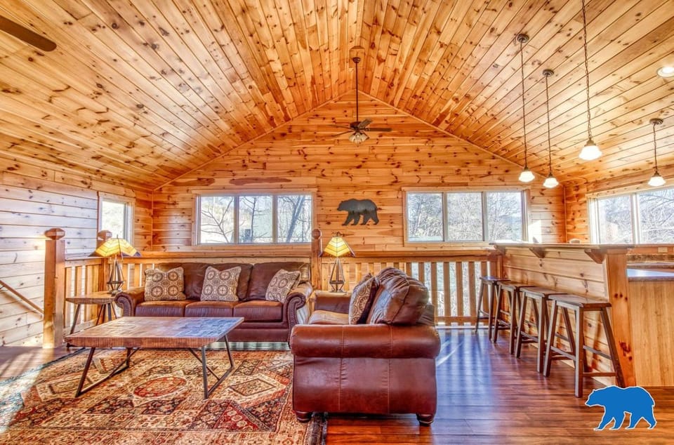 Wonderful Cabin with Jacuzzi, Game Room and Pool in Tennessee Cabin in Pigeon Forge