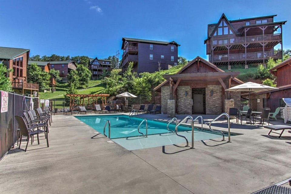 Wonderful Cabin with Jacuzzi, Game Room and Pool in Tennessee Cabin in Pigeon Forge