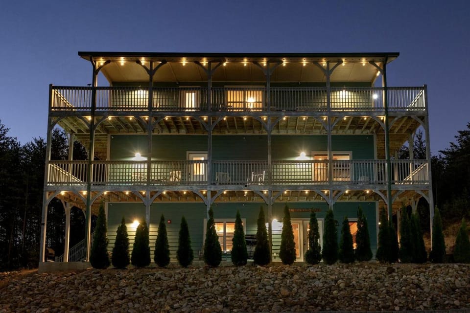 Stunning Cabin with Indoor Pool and Hot-tub in Pigeon Forge, Tennessee Cabin in Pigeon Forge