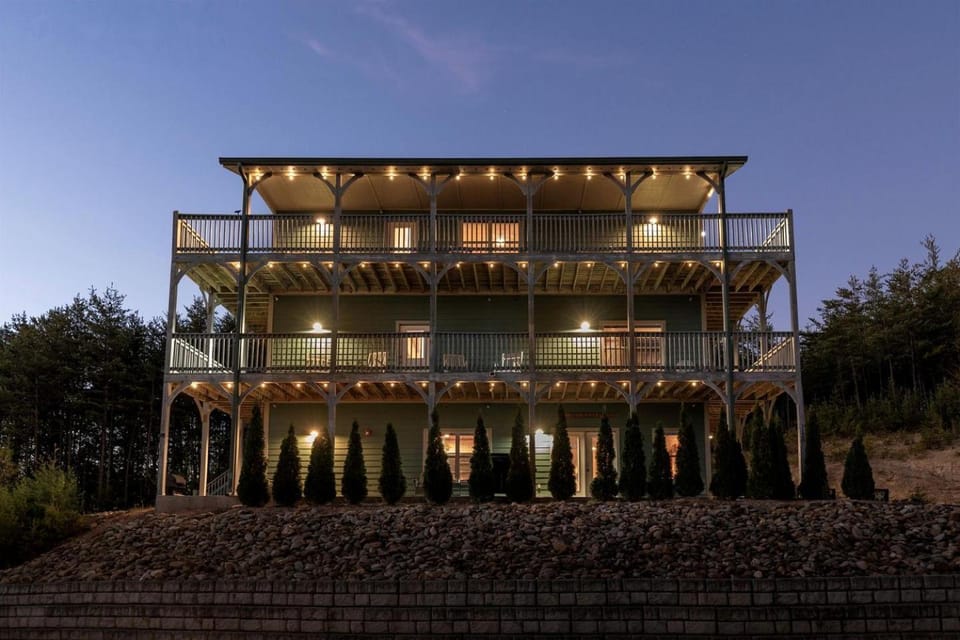 Stunning Cabin with Indoor Pool and Hot-tub in Pigeon Forge, Tennessee Cabin in Pigeon Forge