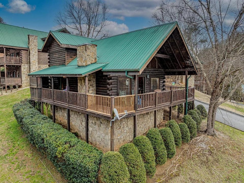 Cozy Rustic Cabin for a Smoky Mountain Getaway in Pigeon Forge, Tennessee Cabin in Pigeon Forge