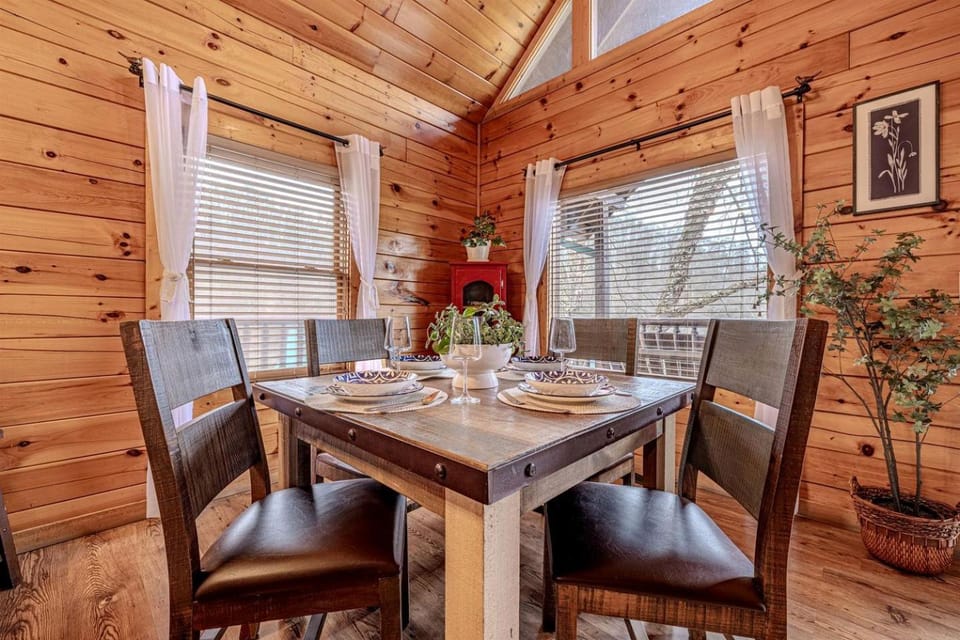 Cozy Rustic Cabin for a Smoky Mountain Getaway in Pigeon Forge, Tennessee Cabin in Pigeon Forge