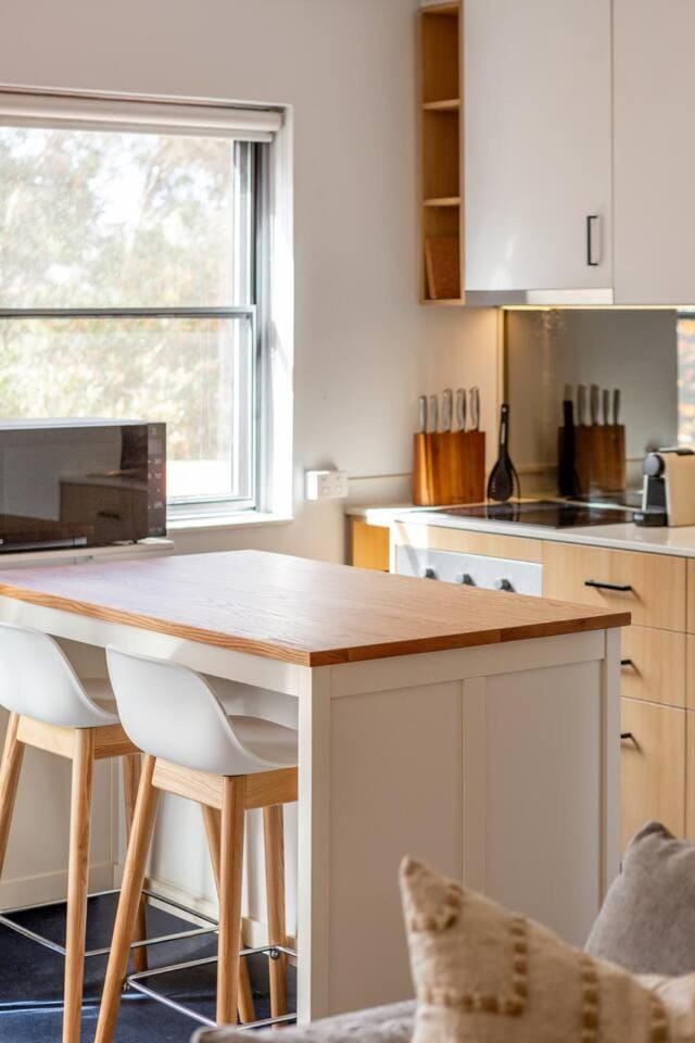 Kitchen or kitchenette, Dining area, stove
