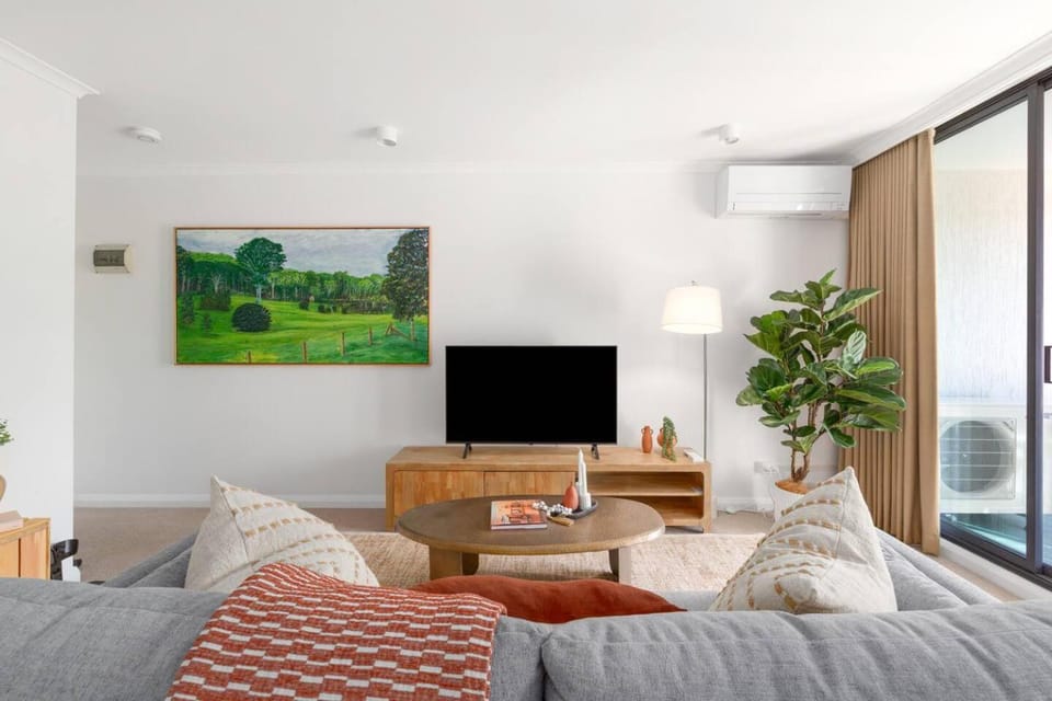 TV and multimedia, Living room, Evening entertainment