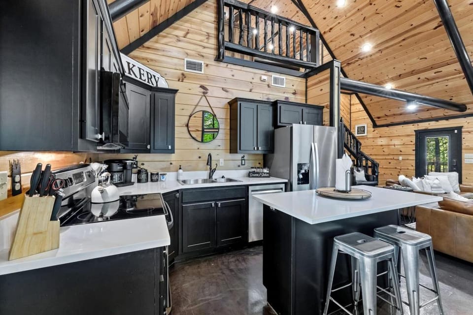 Charming Cabin with Hot Tub Near Casino & State Park in Hochatown, Oklahoma Cabin in Broken Bow
