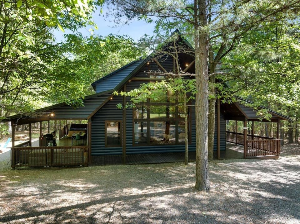 Charming Cabin with Hot Tub Near Casino & State Park in Hochatown, Oklahoma Cabin in Broken Bow