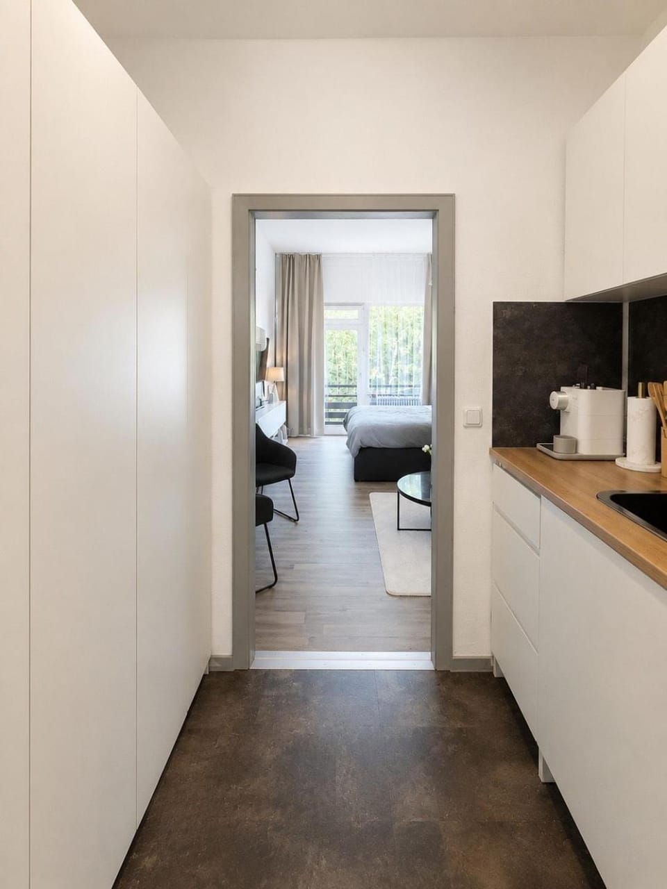 Coffee/tea facilities, Kitchen or kitchenette, Living room, Seating area, Dining area