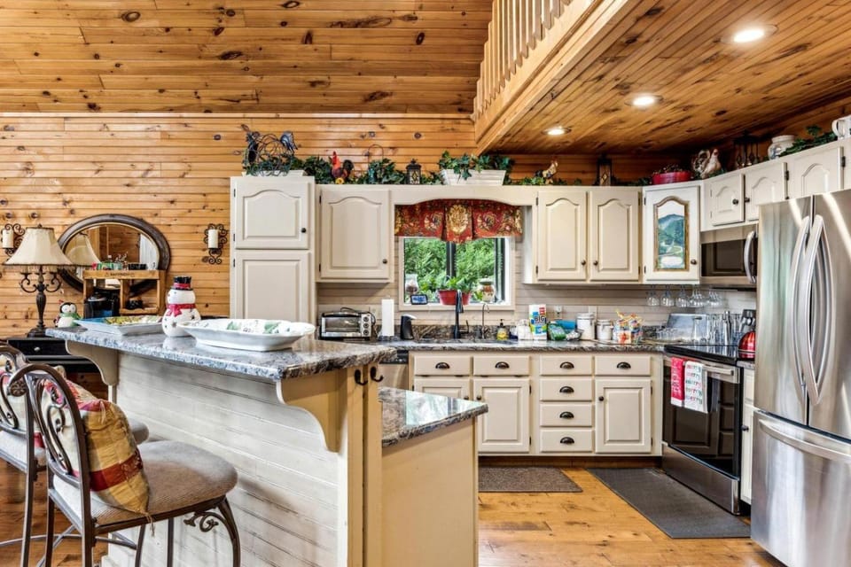 Splendid Spacious Cabin with Jacuzzi and Beautiful Private Deck in Sevierville, Tennessee Cabin in Pigeon Forge