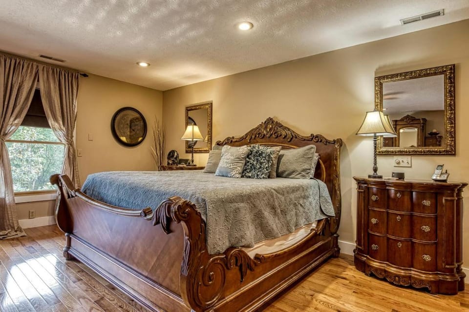 Splendid Spacious Cabin with Jacuzzi and Beautiful Private Deck in Sevierville, Tennessee Cabin in Pigeon Forge