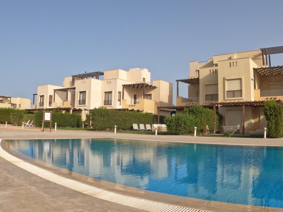 Property building, Day, Pool view, Swimming pool, sunbed