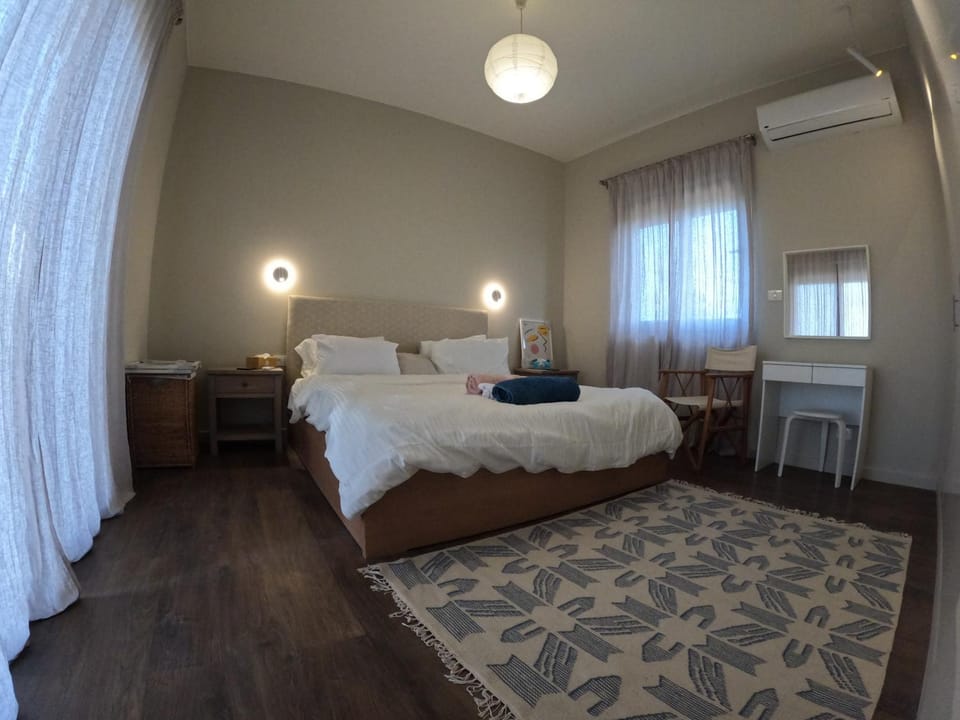 Bed, Photo of the whole room, Bedroom, furniture, air conditioner