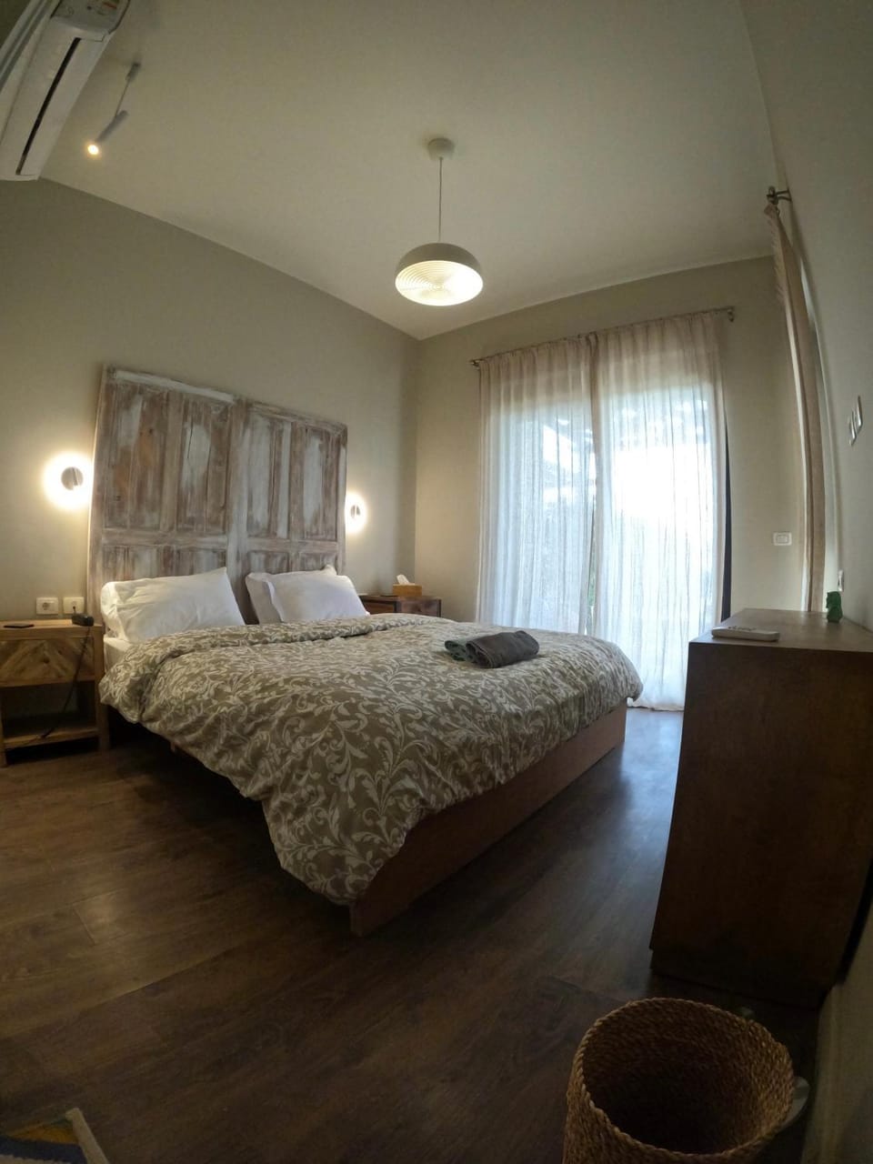 Bed, Photo of the whole room, Decorative detail, Bedroom, air conditioner