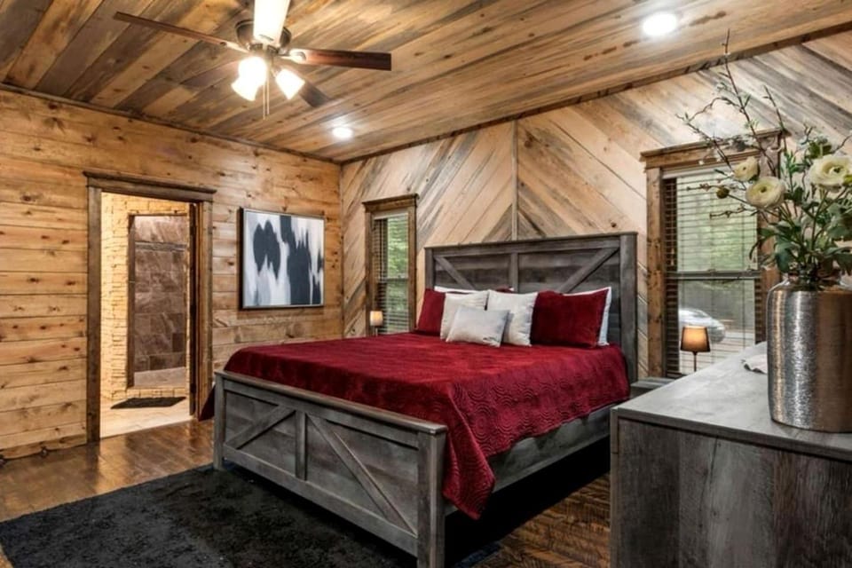 Luxury Lodge with Hot Tub, Pool & Game Room near Broken Bow Lake – Hochatown, OK House in Broken Bow