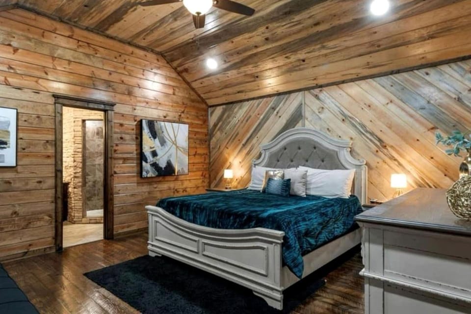 Luxury Lodge with Hot Tub, Pool & Game Room near Broken Bow Lake – Hochatown, OK House in Broken Bow