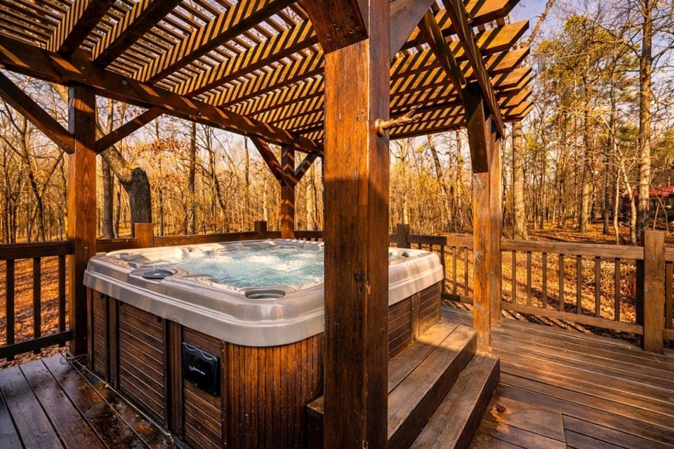 Charming Cabin with Wrap-Around Porch & Hot Tub near Beavers Bend – Hochatown, OK Cabin in Oklahoma