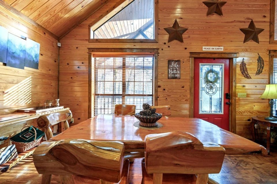 Charming Cabin with Wrap-Around Porch & Hot Tub near Beavers Bend – Hochatown, OK Cabin in Oklahoma