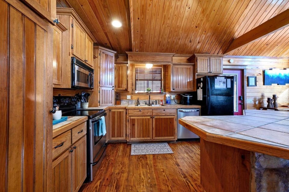 Charming Cabin with Wrap-Around Porch & Hot Tub near Beavers Bend – Hochatown, OK Cabin in Oklahoma